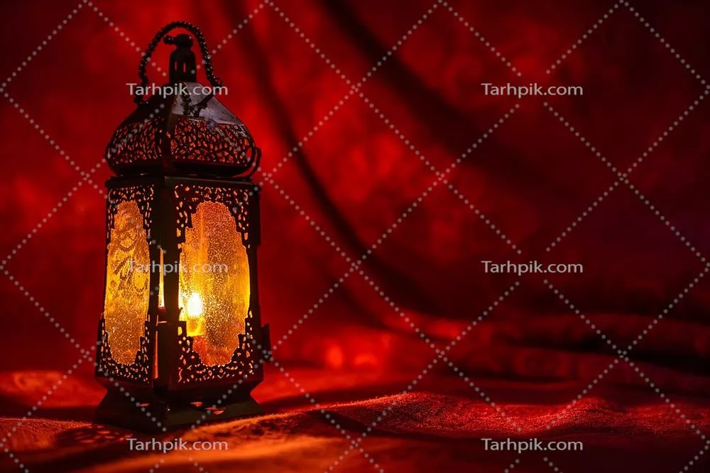 چراغ زینتی قرمز مصنوعی عربی درخشان در شب برای دعوت به ماه مبارک رمضان کریم