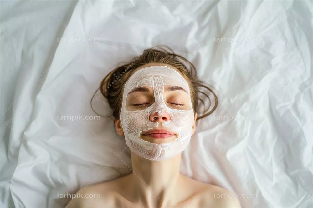 تصویر بالا از یک زن جوان با ماسک صورت در حال استراحت بر روی تخت