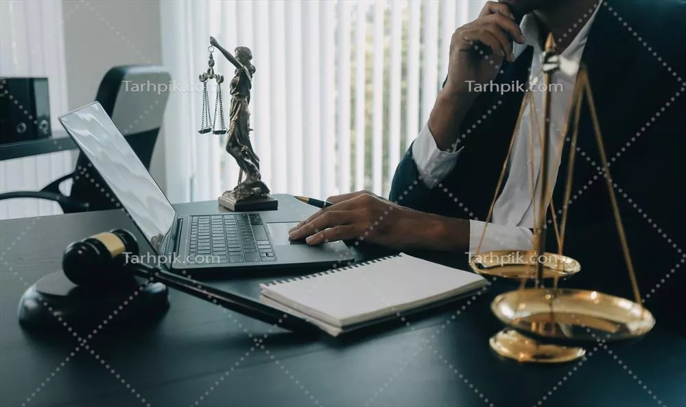 قاضی و چکش عدالت: ملاقات تیم حقوقی در پسزمینه خدمات قانونی و وکلا