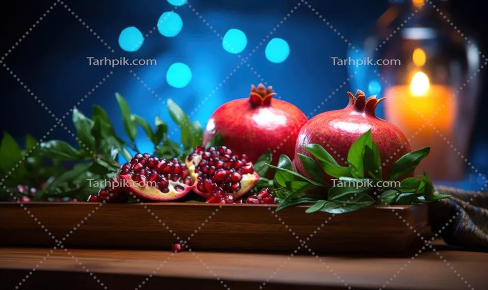 شکلات داغ و خوشمزه با انار و مارشمالو بر روی پسزمینه چوبی