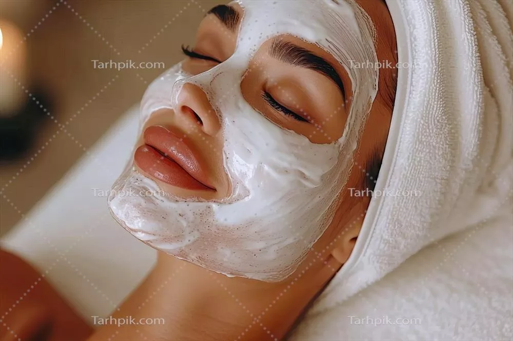 زن جوان با ماسک مراقبت از پوست بر روی صورتش - تولید شده توسط هوش مصنوعی