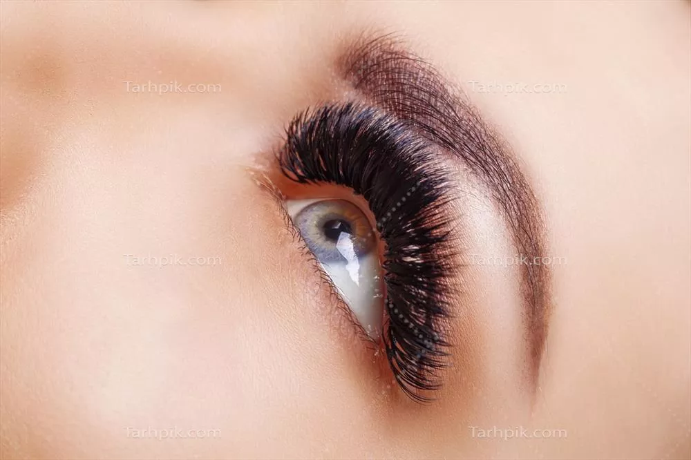 مراحل انجام اکستنشن مژه با تمرکز بر چشم زن و مژه های بلند در سبک هالیوودی و روسی