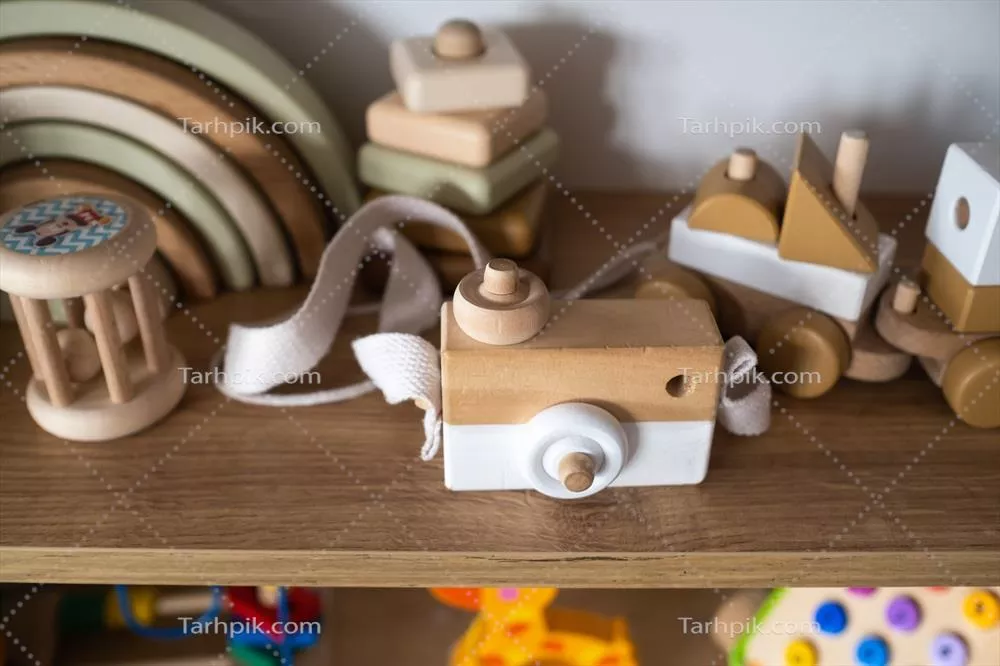 قفسه ای با اسباب بازی های چوبی برای اتاق کودکان و مفهوم کودکان