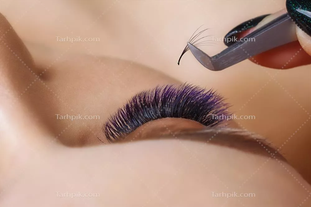 مراحل کاشت مژه: نزدیک ‌شده به مژه‌های آبی با افکت آمبری در چشم زن