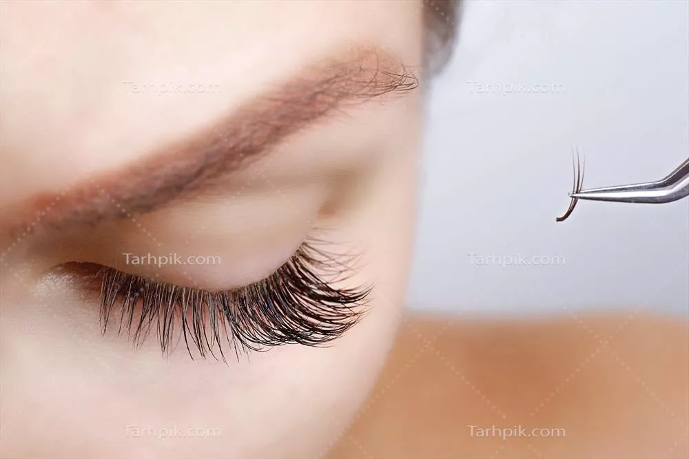 روش اکستنشن مژه برای خانم‌ها با مژه‌های بلند و دقیق نزدیک به چشم