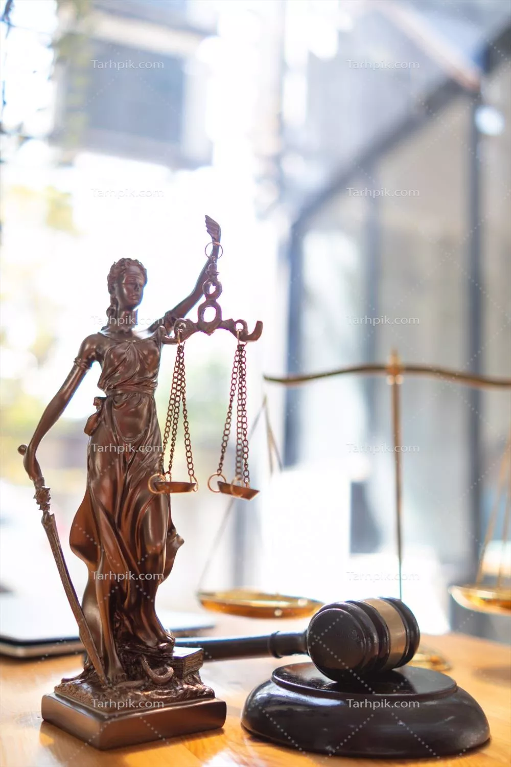 مجسمه الهه تِمِس: نماد عدالت و حقیقت در دفتر وکالت