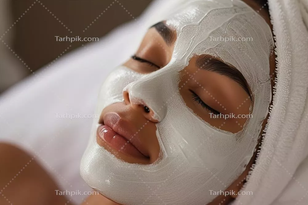 زن سیاهپوست در حال استراحت با ماسک صورت سبز در محیط اسپا
