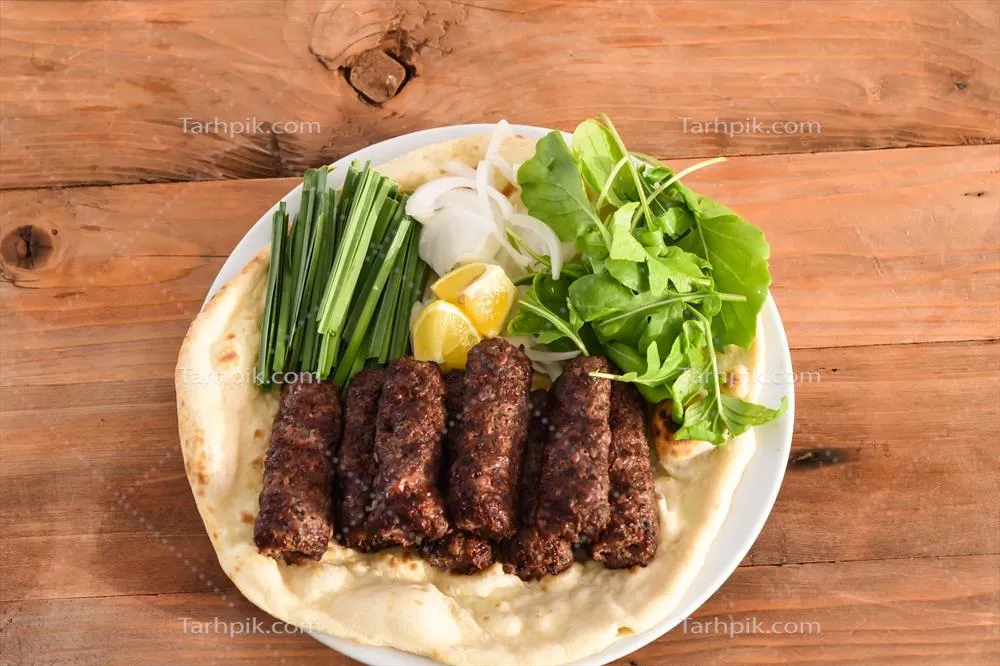 کباب گوشت با نان تندوری بحرینی و سالاد، غذایی لذیذ از خاورمیانه