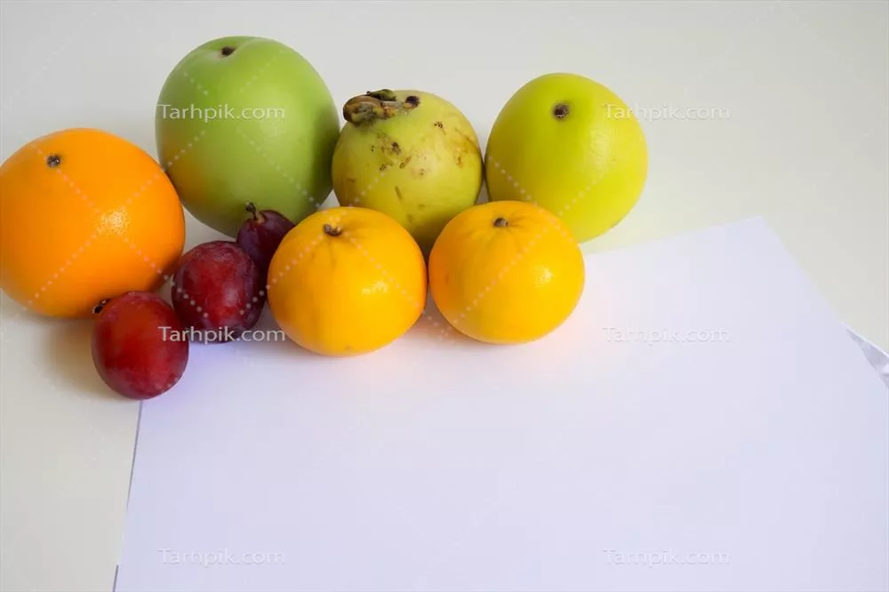 ماکت کارت و کاغذ سفید با هماهنگی میوه‌های تازه - خلق یک سمفونی بصری از طراحی هنری و لذت‌های آشپزی