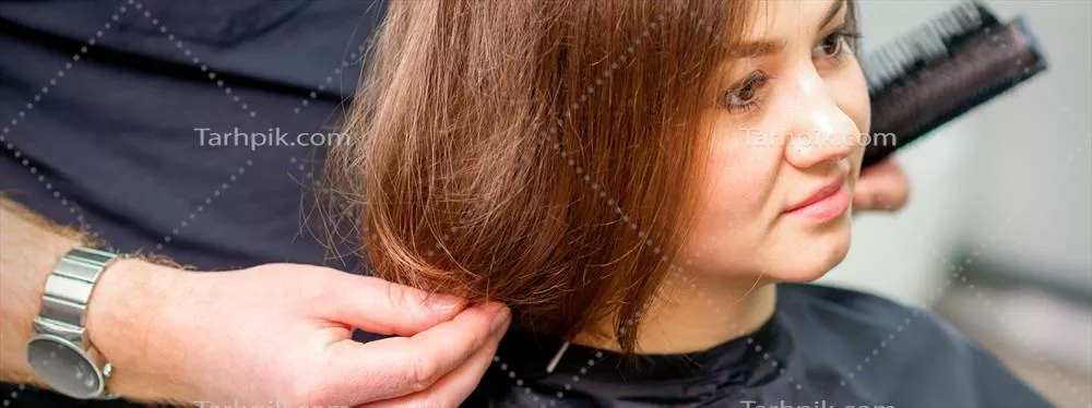 آرایش موهای زنانه توسط یک آرایشگر مرد در سالن زیبایی