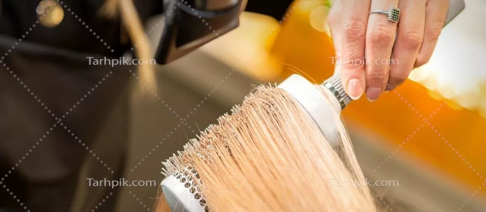 آرایشگاه: سشوار زدن و خشک کردن موی بلند بلوند با برس گرد