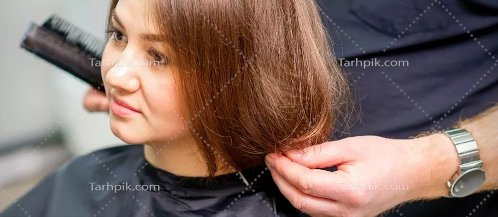 طراحی و مدلسازی مو برای خانمها توسط آرایشگر مرد در سالن زیبایی