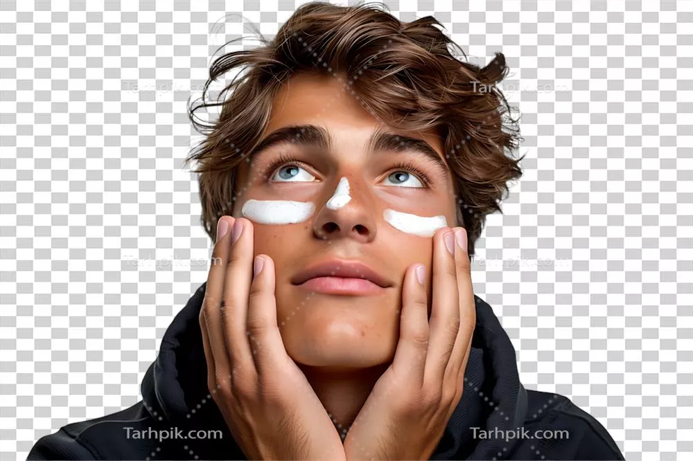 مرد جوان و خوش قیافه با مرطوب کننده بر روی صورتش در پس زمینه شفاف