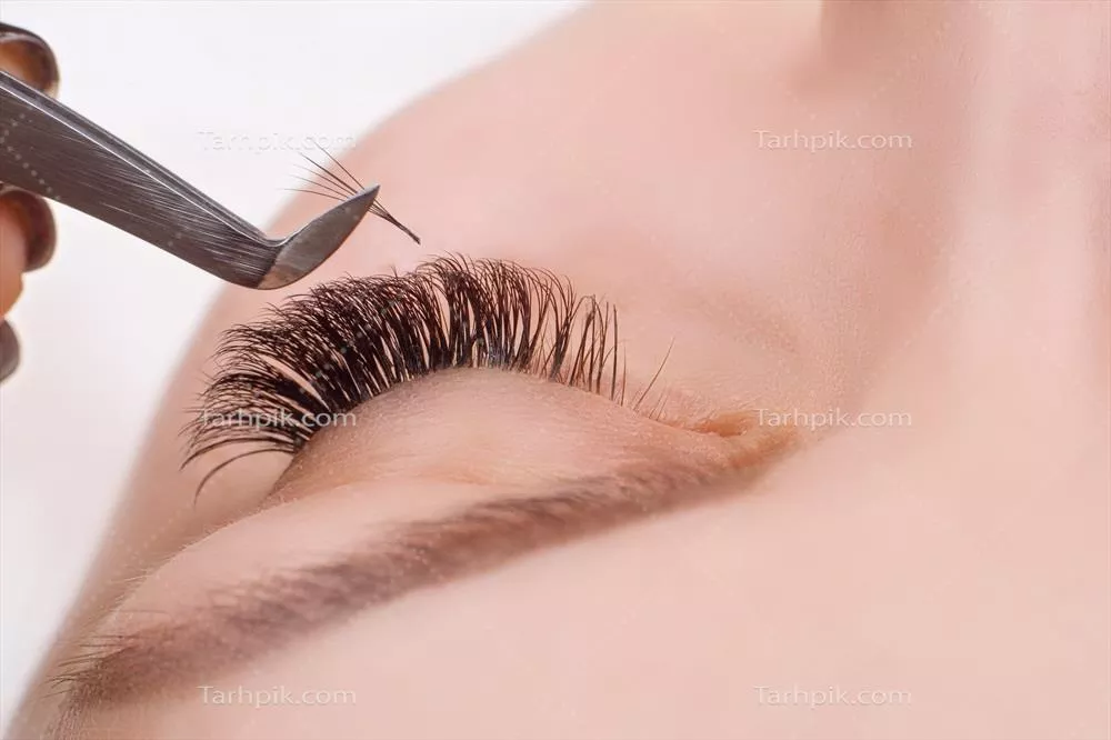 روش کاشت مژه برای زنان با تمرکز بر چشم و مژه های بلند و نزدیک نمای ماکرو