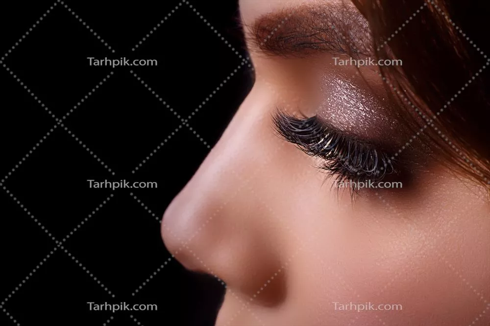 روال اکستنشن مژه برای زنان: پس از پروسه، مژه‌های بلند و سفید در پس‌زمینه تیره