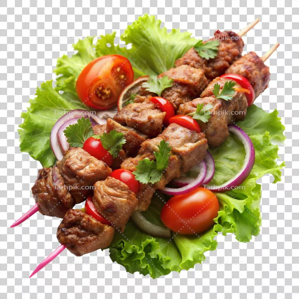 سیخ کباب گوشت گوساله کبابی با گوجهفرنگی گیلاسی، پیاز قرمز و گشنیز روی تخت کاهو تازه
