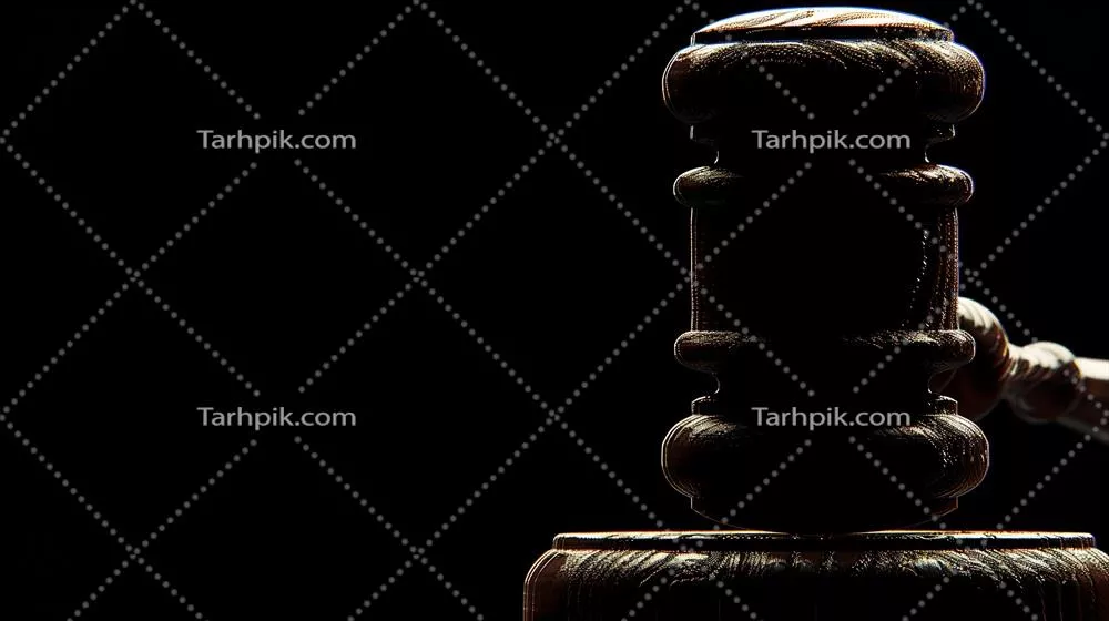 نمای نزدیک دراماتیک از چکشی که قاضی بر روی بلوک صدا قرار دارد