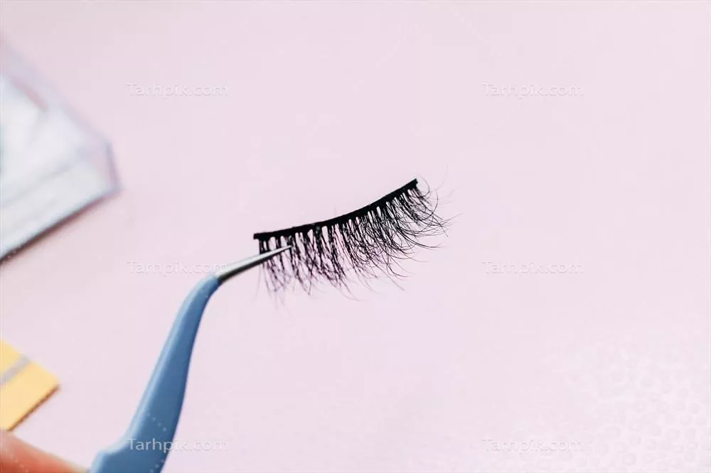 مژه‌های مصنوعی پف‌دار و نازک با استفاده از موچین برای آرایش چشم