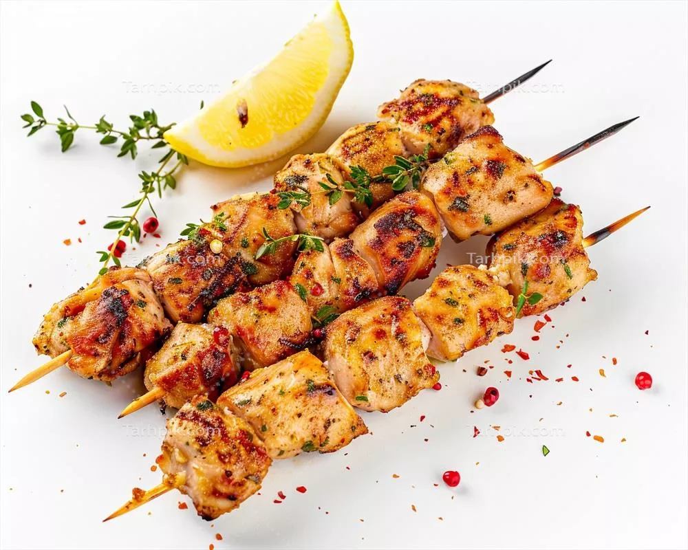 کباب مرغ کبابی با چوب‌کباب و لیمو و سبزیجات معطر