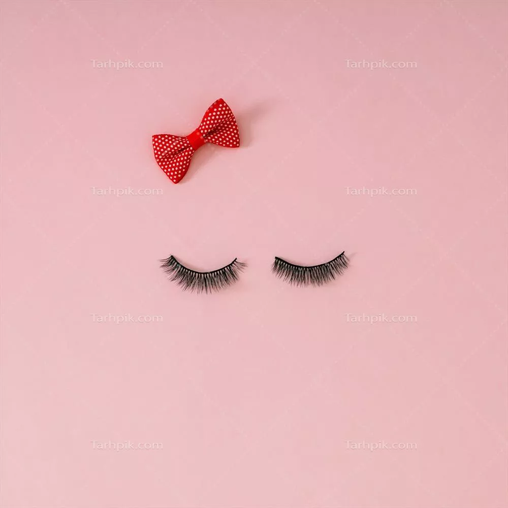 صورت دختر خلاق با مژههای مصنوعی و کلاهی زیبا در پسزمینه صورتی