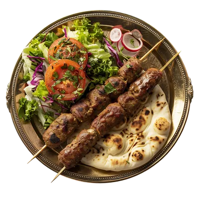 سیخ کباب خوشمزه با نان و سالاد تازه در بشقاب