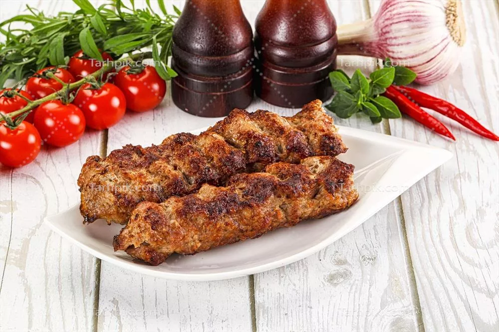 کباب مرغ با گوشت چرخ‌کرده و ادویه‌جات خوشمزه و معطر