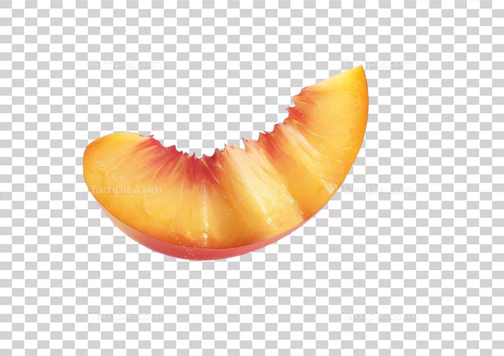 هلو بریده شده با گوشت زرد آبدار و پوست قرمز در پس زمینه شفاف