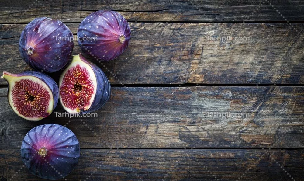 انجیرهای تازه بر روی یک سطح چوبی روستایی و زیبا