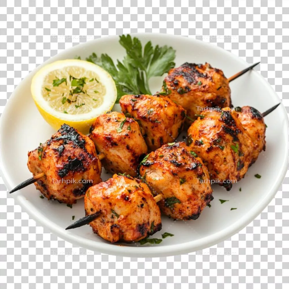 سیخ کباب مرغ با لیمو روی بشقاب سفید ارائه شده است