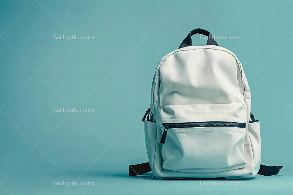 کولهپشتی سفید بر روی پسزمینه آبی برای مفهوم بازگشت به مدرسه و فضای خالی