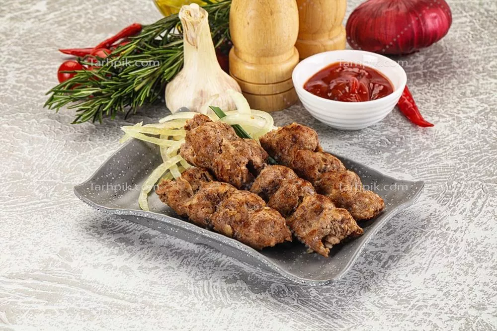 کباب گوشت گوسفند چرخ کرده با پیاز و طعم های خوشمزه