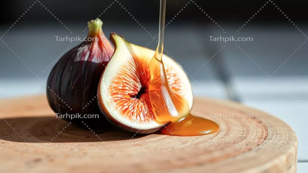 انجیر تازه با عسل روی تخته چوبی: لذتی از طبیعت و سادگی