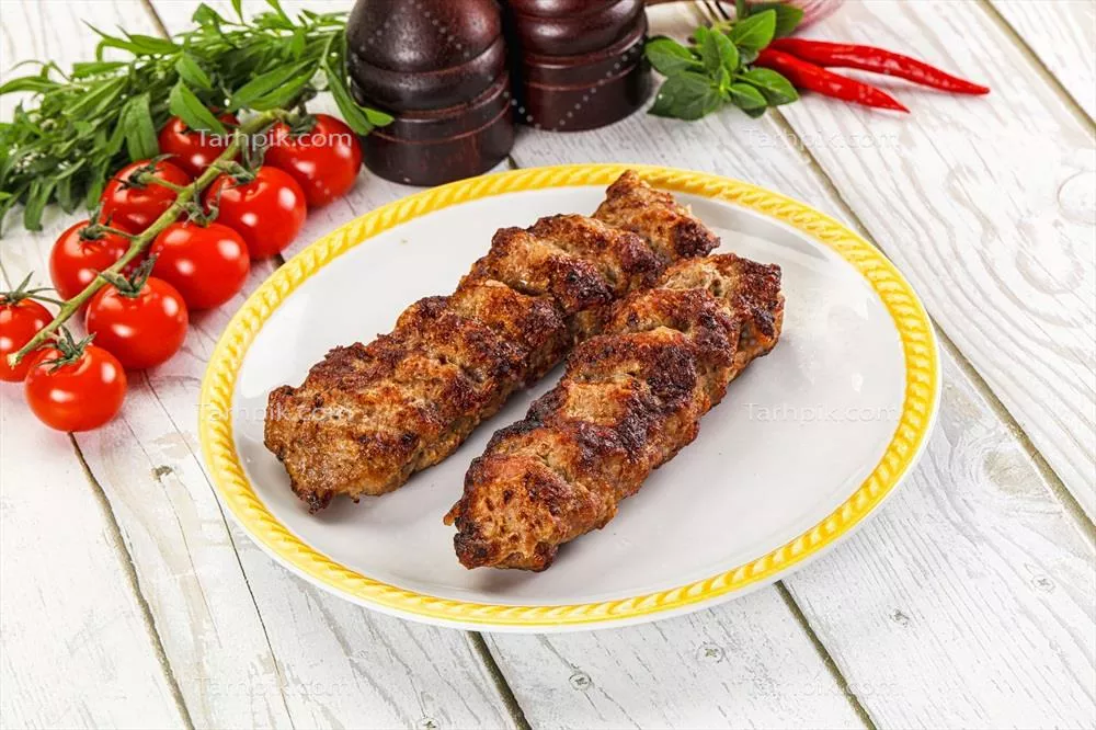 کباب جوجه با گوشت چرخ کرده و اد spices مختلف برای طعم دهی