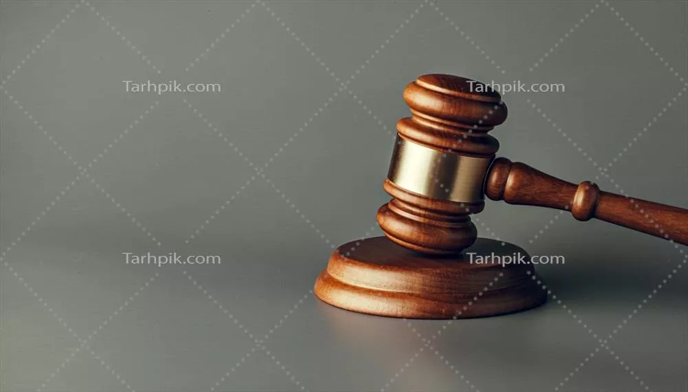 تصویر نزدیک از چکش قاضی بر روی کاغذ، مفهوم قانون و عدالت