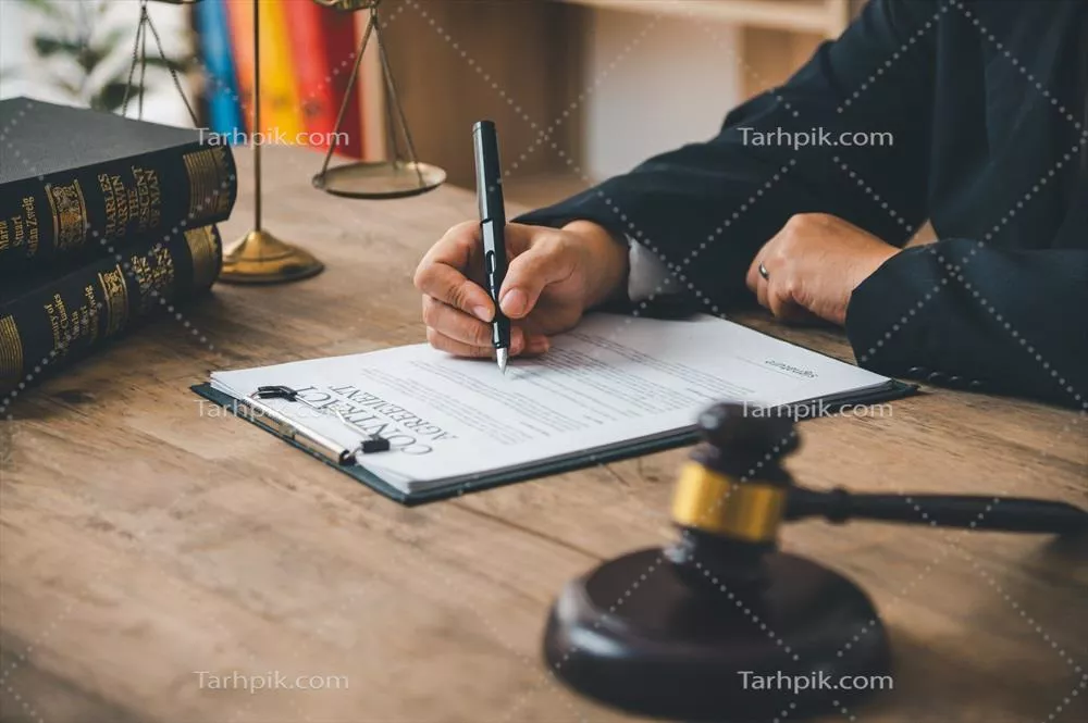 بررسی جامع نظام قضائی: چکش قاضی، مأموران اجرای قانون و موارد مستند