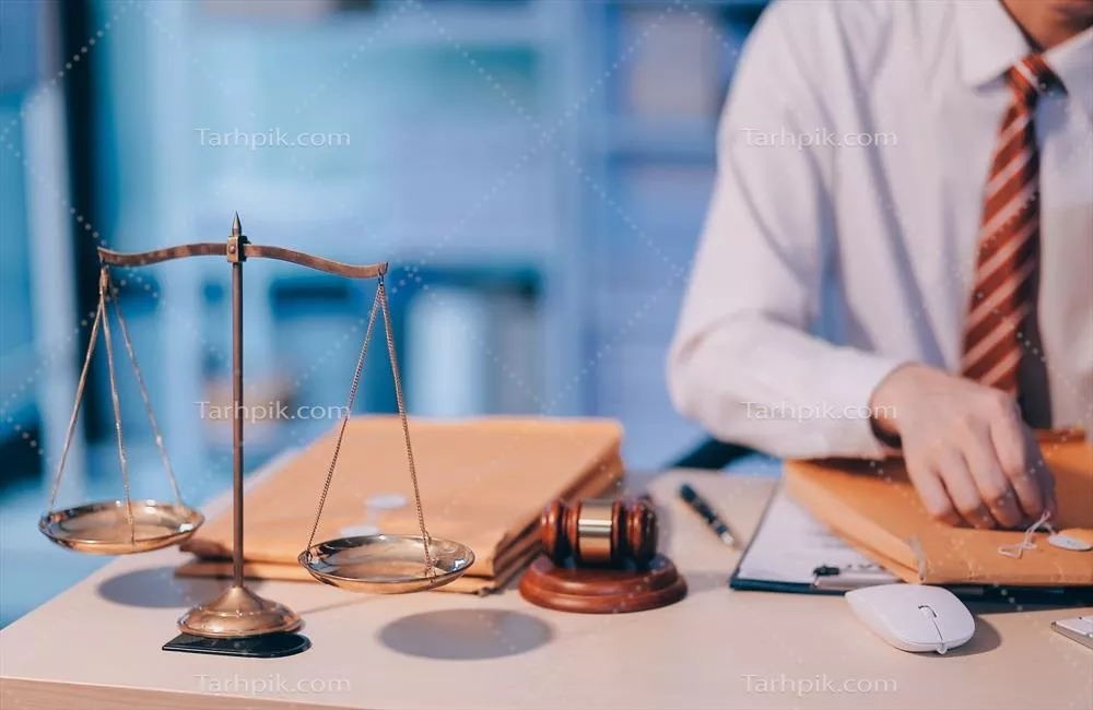تجسم تیم وکلای حقوقی در جلسه با ملاقه قاضی و مفاهیم قانون