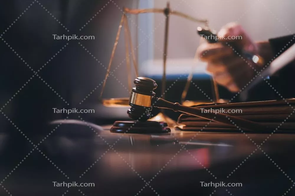 قاضی، چکش و وکلا در جلسه تیمی در پسزمینه مفاهیم قانون و خدمات حقوقی