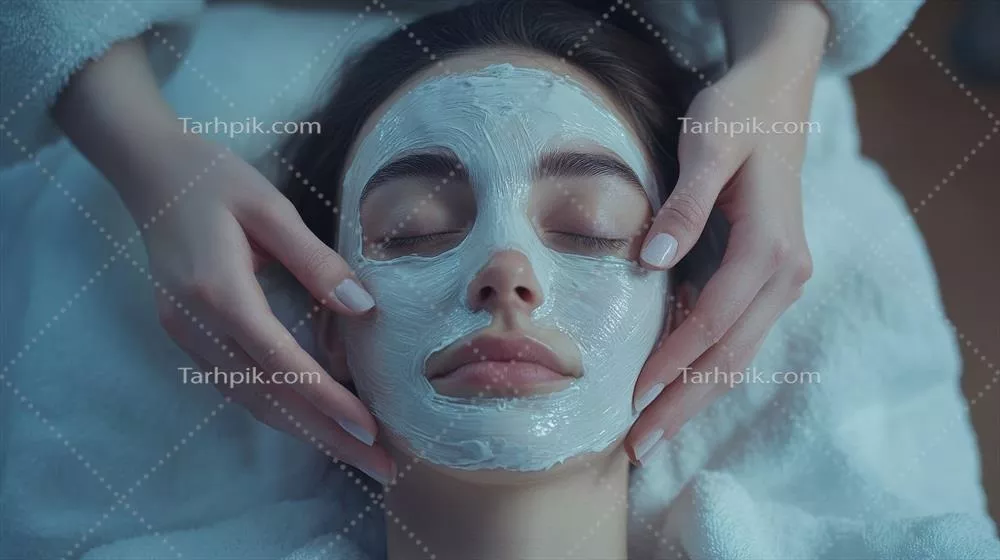 زنی که در حال استفاده از ماسک صورت برای بهبود پوست خود است