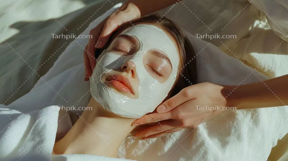 زنی که در حال دریافت ماسک صورت بر روی صورتش است