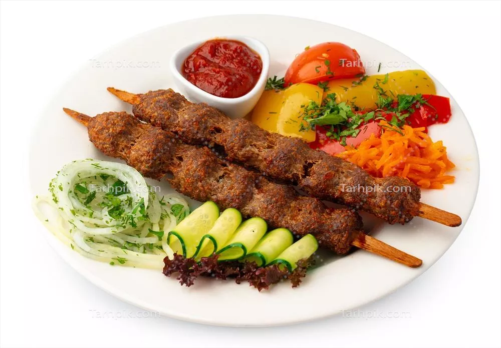 سیخ کباب لولا گریل شده روی پسزمینه سفید - طعمی بینظیر از کبابهای سنتی