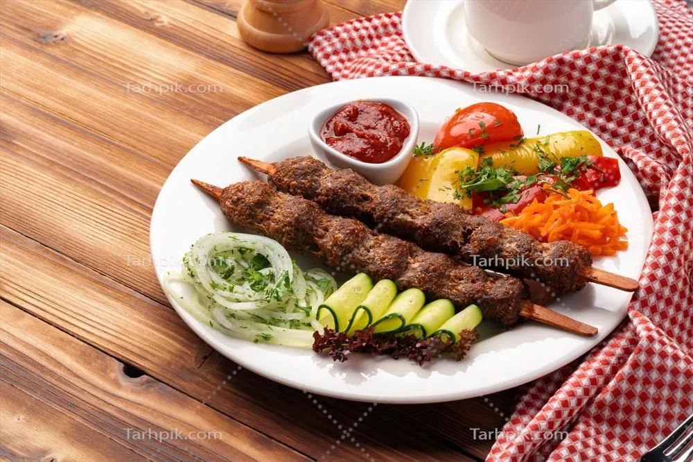 کباب لولا خوشمزه بر روی میز چوبی با عطر و طعم بی‌نظیر