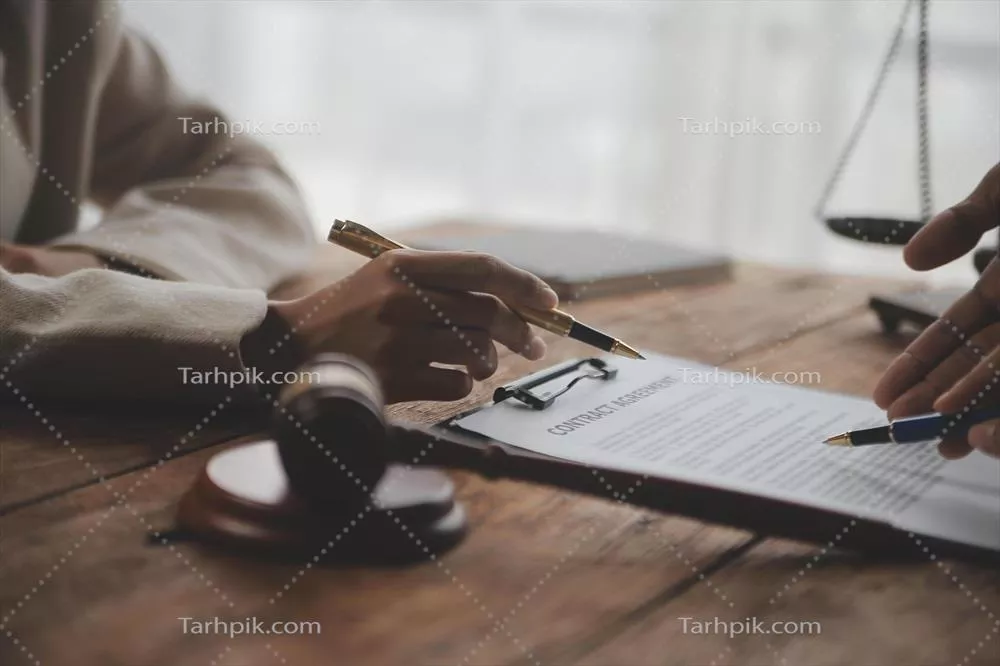 تصویری از وکلای تجاری که در حال بحث درباره قراردادها با ترازوی برنجی در دفتر هستند