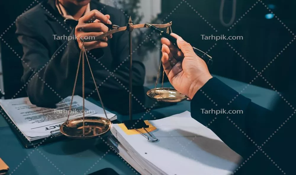 قاضی با چکش در حال برگزاری جلسه تیمی وکلا در پس‌زمینه مفاهیم حقوق و خدمات قانونی