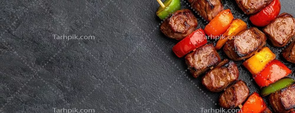 سیخ های کبابی گوشت و سبزیجات بر روی پس زمینه تیره و جذاب