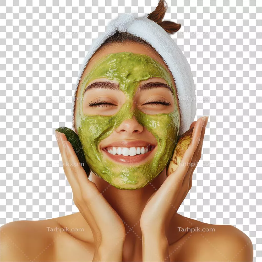 زنی شاد با ماسک صورت آووکادو در استودیو آرام برای داشتن پوستی درخشان و سالم