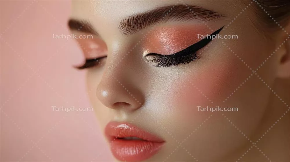 زنی با آرایش درخشان و مژه‌های بلند و زیبا در جلوه‌ای منحصر به فرد