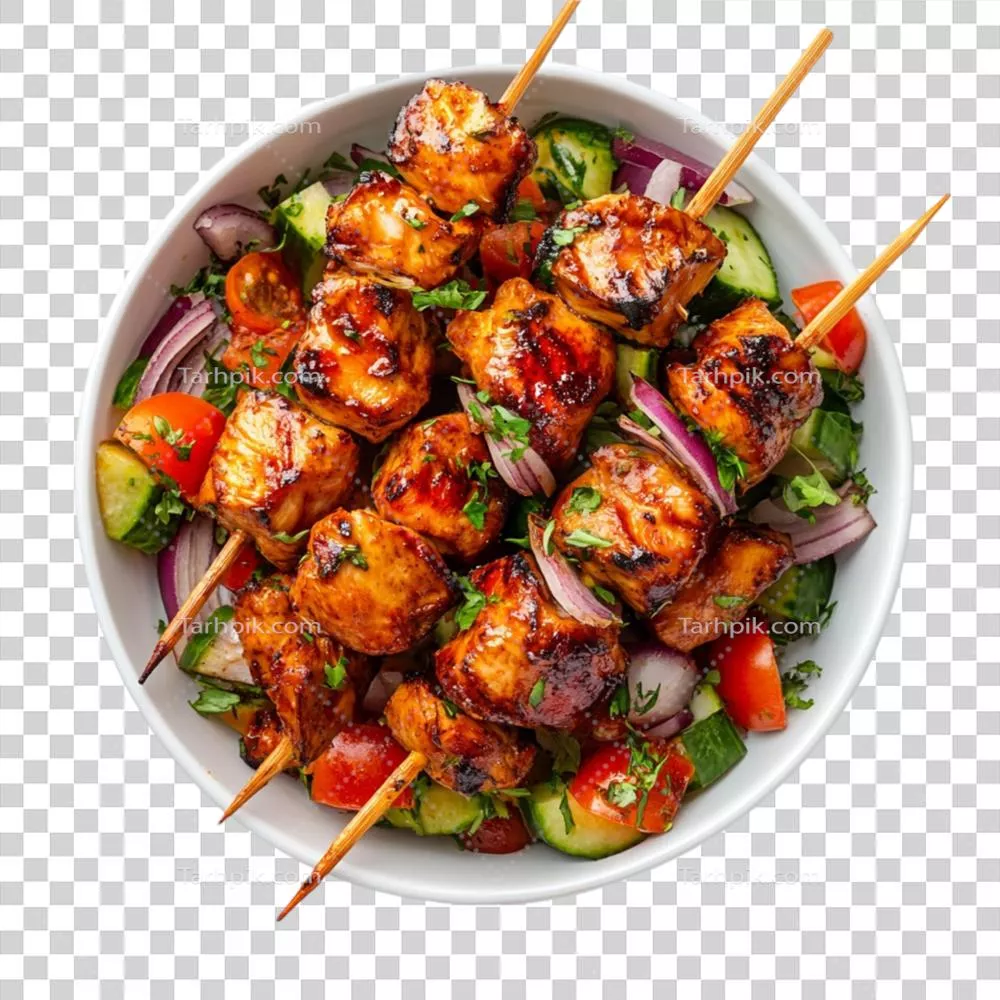سیخ مرغ کبابی با سالاد در یک بشقاب خوشمزه و رنگارنگ