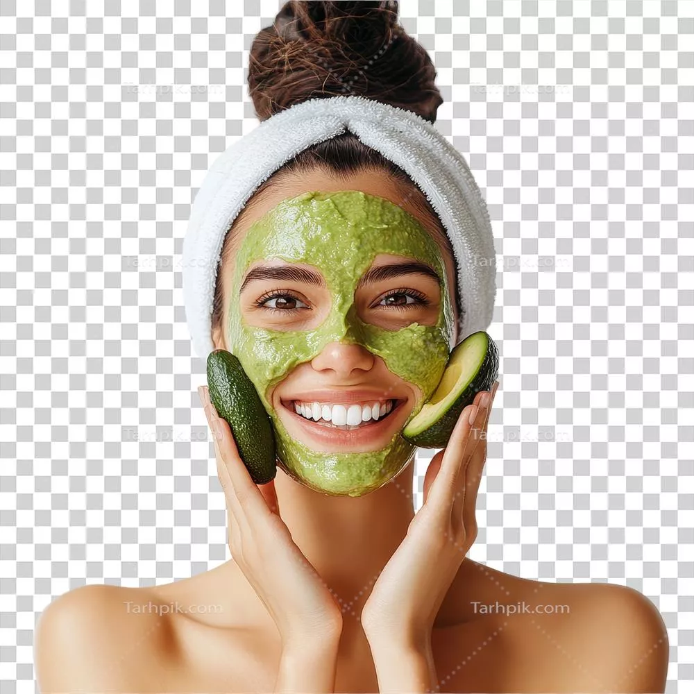 زنی شاد در حال لذت بردن از درمان پوست در استودیوی روشن با ماسک صورت آووکادو