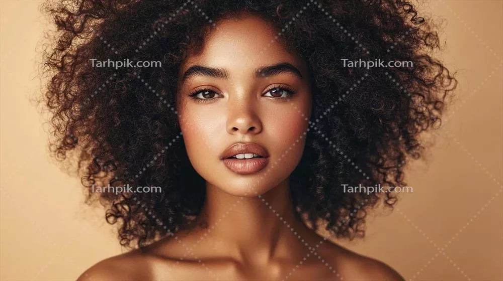 پرترهای از زن زیبا با موی مجعد تیره، پوست صاف و ویژگیهای صورت بینظیر در پسزمینه بیرنگ کرم