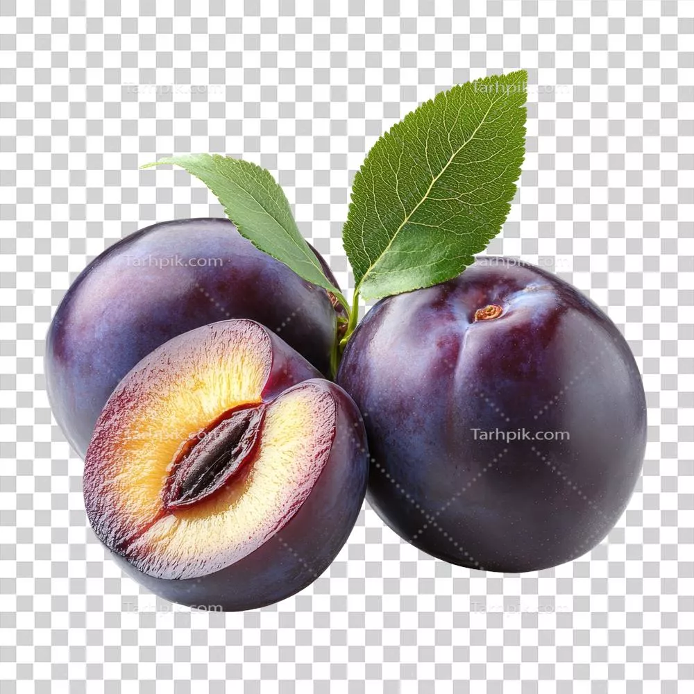 خوشه های آلو رسیده با برشی و برگ های سبز در پس زمینه شفاف